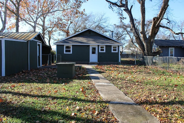 view of front of property featuring an outbuilding