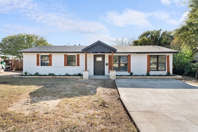 single story home with a front yard