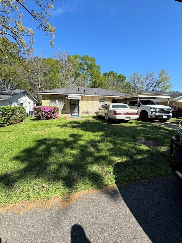 single story home with a front lawn