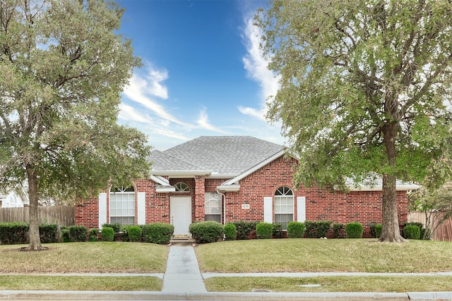 view of front of house featuring a front lawn