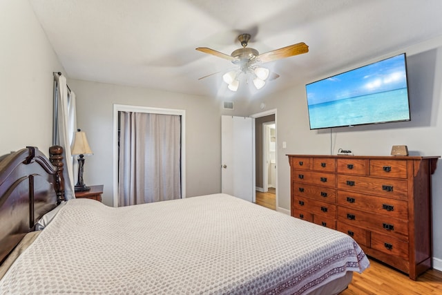 bedroom featuring light hardwood / wood-style floors and ceiling fan