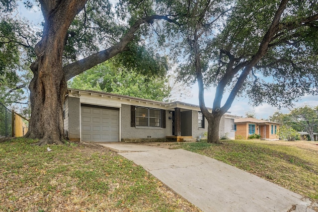 ranch-style home featuring a front lawn and a garage