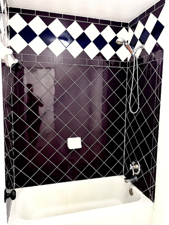 bathroom with tiled shower / bath combo