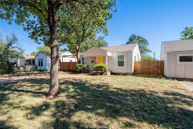 view of front of property featuring a front yard