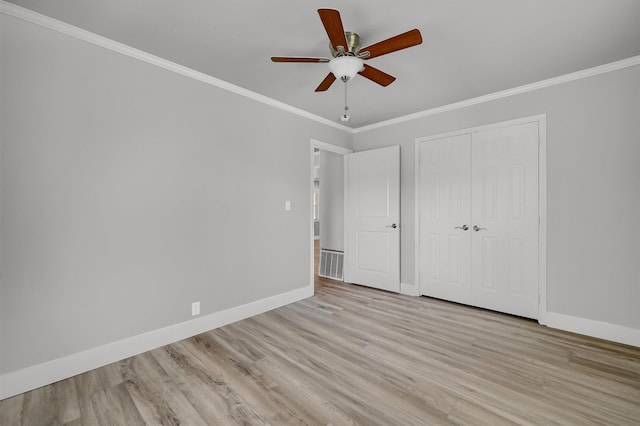 unfurnished bedroom featuring light wood-type flooring, a closet, ceiling fan, and ornamental molding