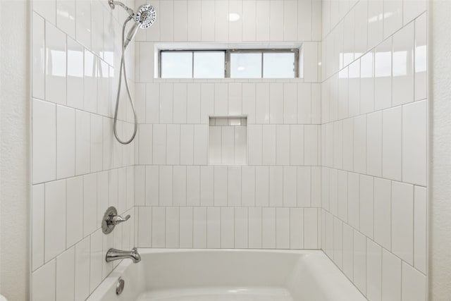 bathroom featuring tiled shower / bath