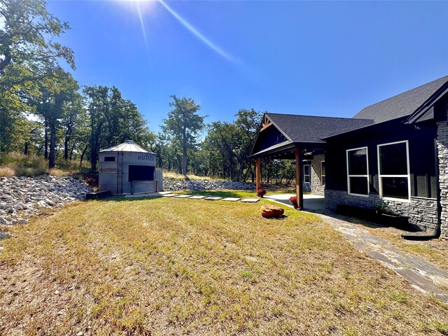 view of yard featuring a patio