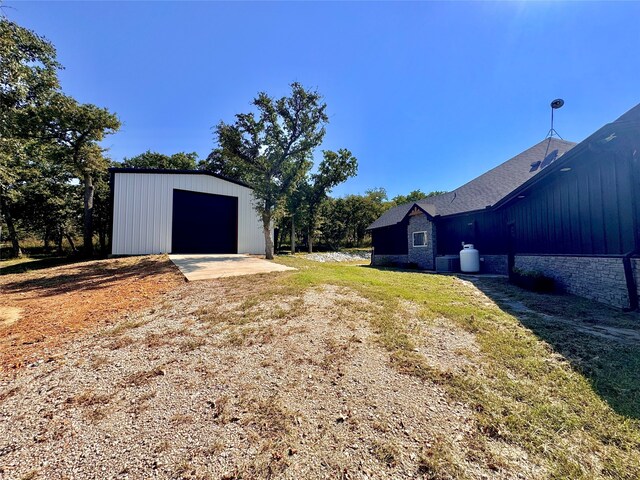 view of yard with an outbuilding