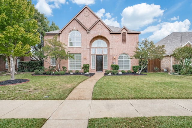 view of front facade featuring a front lawn