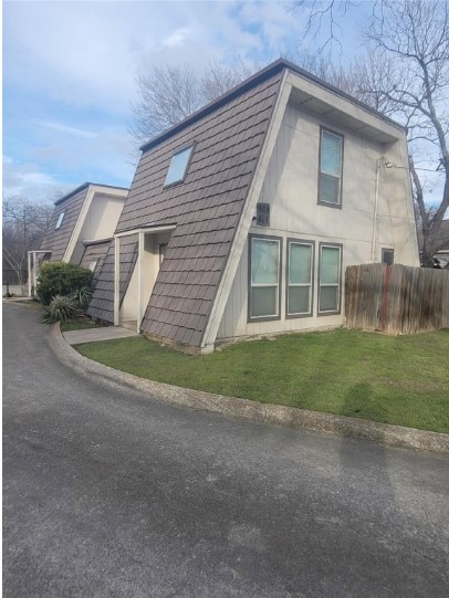 view of side of property featuring a lawn