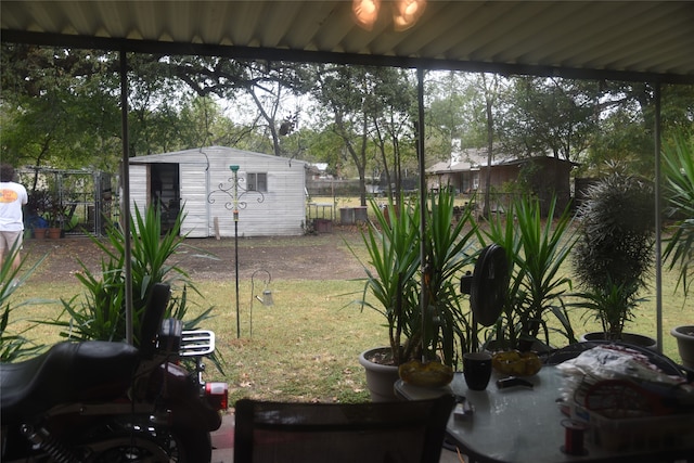 view of yard with an outbuilding