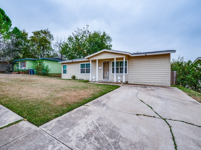 ranch-style house featuring a front yard