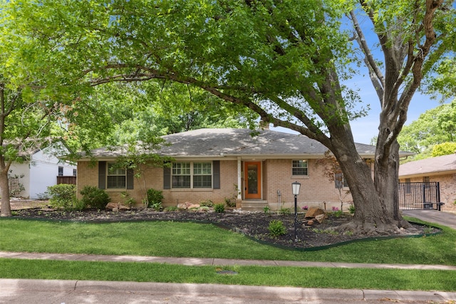 single story home with a front lawn