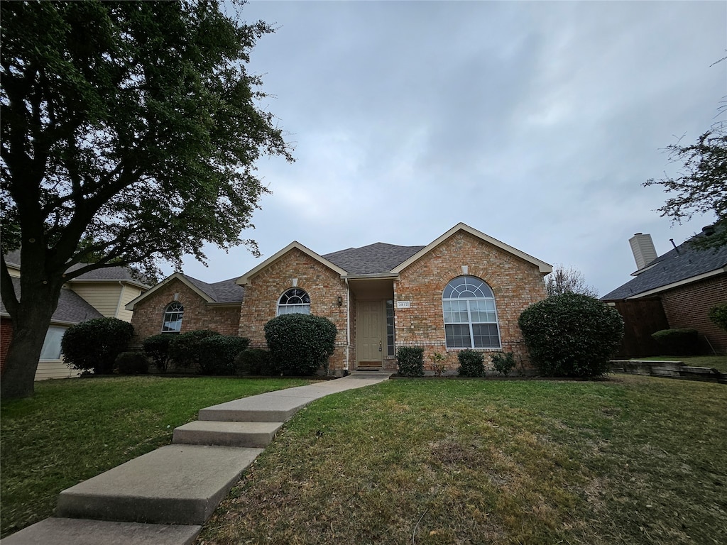 view of front of property featuring a front lawn