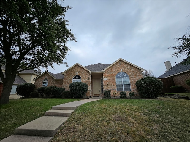 view of front of property featuring a front lawn