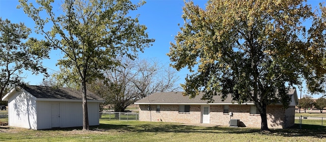 view of yard with an outbuilding