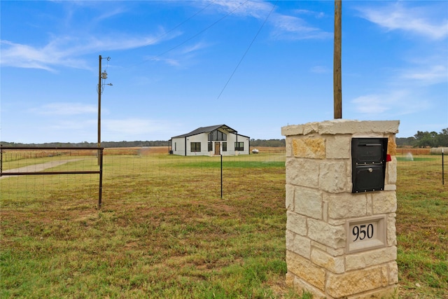 view of yard featuring a rural view