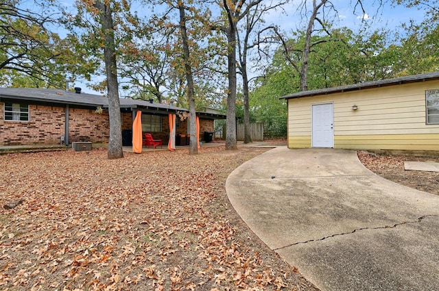 view of yard featuring a patio