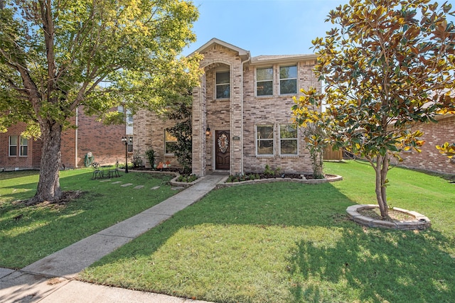 view of front of property featuring a front lawn