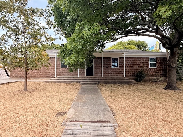 view of front of property featuring a front yard