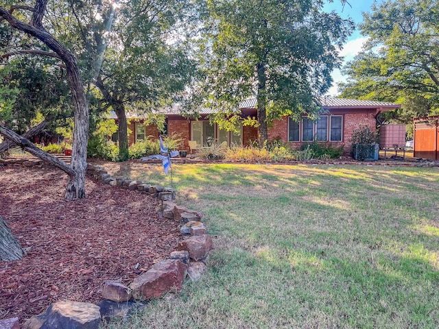 single story home with a front lawn