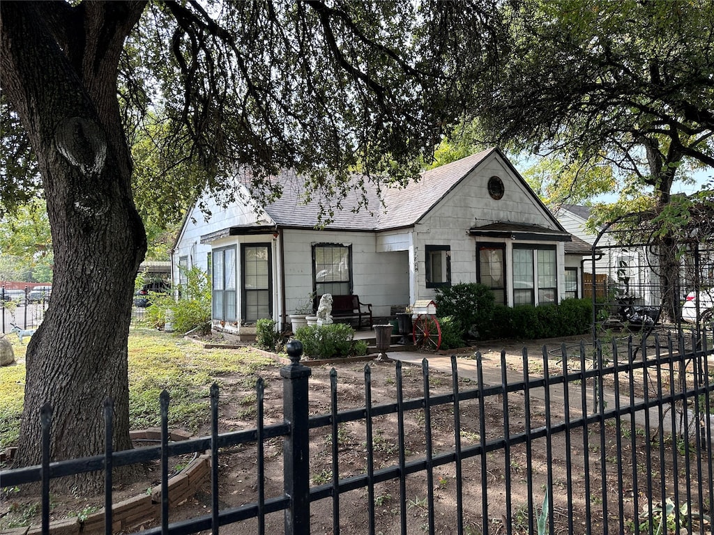 view of front of property