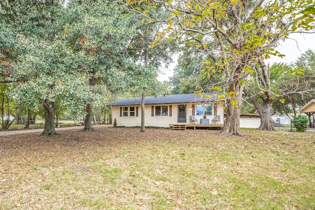 single story home with a front lawn