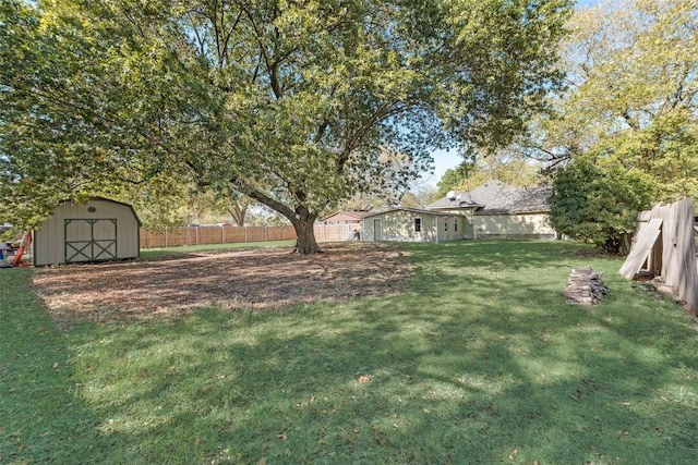 view of yard featuring a shed