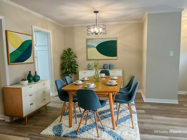 dining room featuring crown molding, light hardwood / wood-style floors, and an inviting chandelier