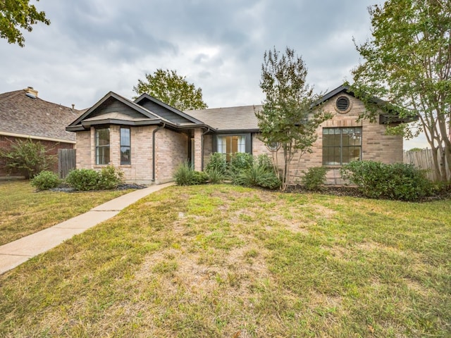 ranch-style home featuring a front lawn