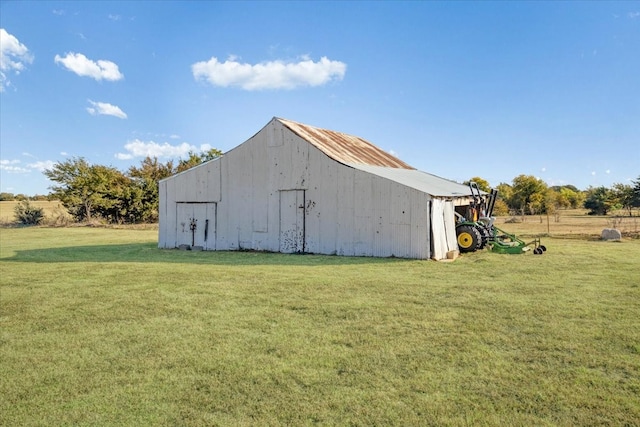 view of outdoor structure featuring a yard