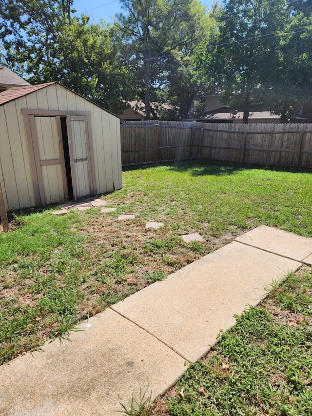 view of yard with a storage unit