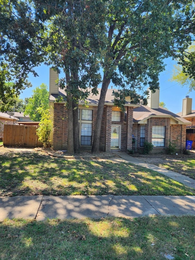 view of front facade with a front yard