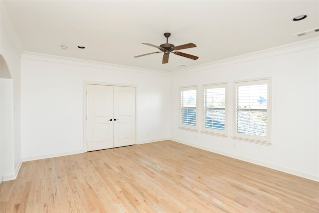 empty room with light hardwood / wood-style flooring, ceiling fan, and ornamental molding