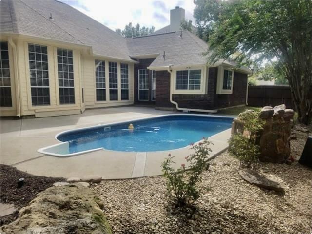 view of swimming pool featuring a patio