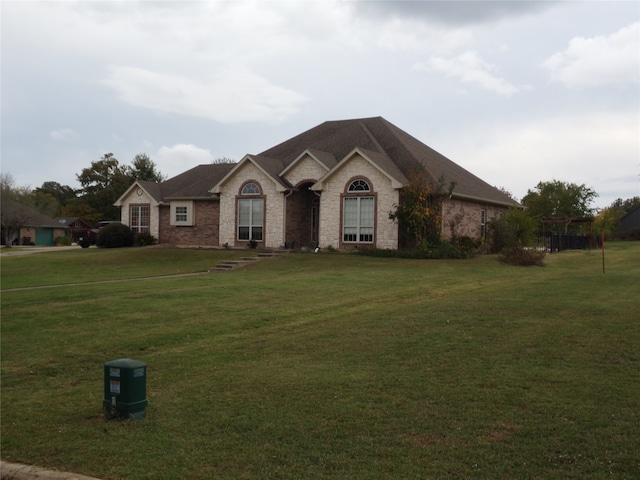 view of front of home featuring a front yard