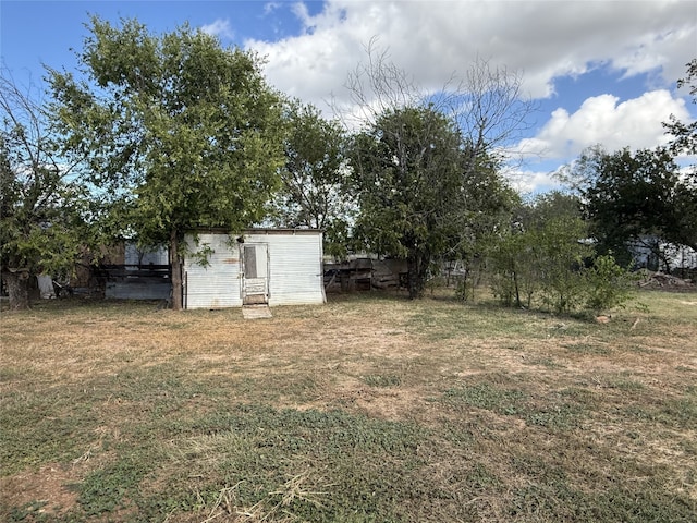 view of yard with a storage unit