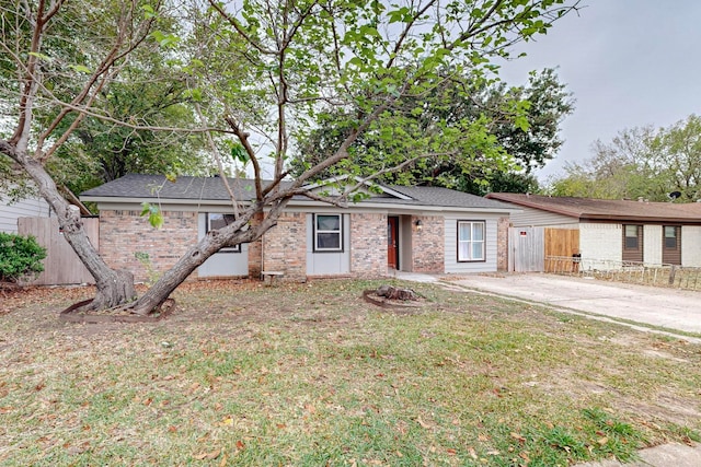 ranch-style house featuring a front lawn