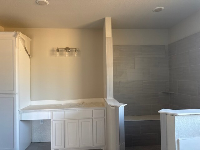 bathroom featuring tiled shower