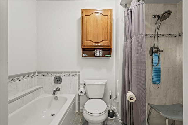 full bath featuring a tile shower, a garden tub, toilet, and baseboards