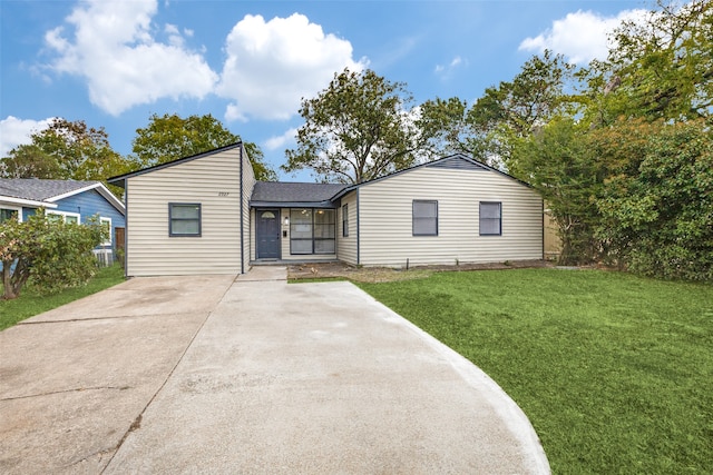 single story home featuring a front yard