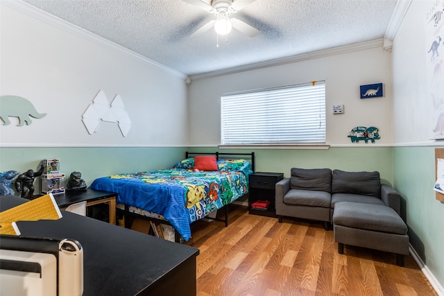 bedroom with crown molding, a textured ceiling, hardwood / wood-style flooring, and ceiling fan