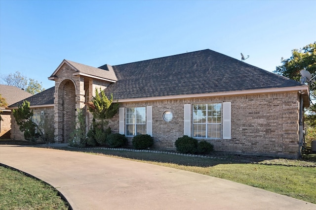 view of front of home featuring a front lawn