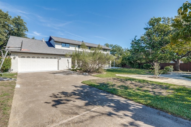 view of front facade featuring a garage and a front yard