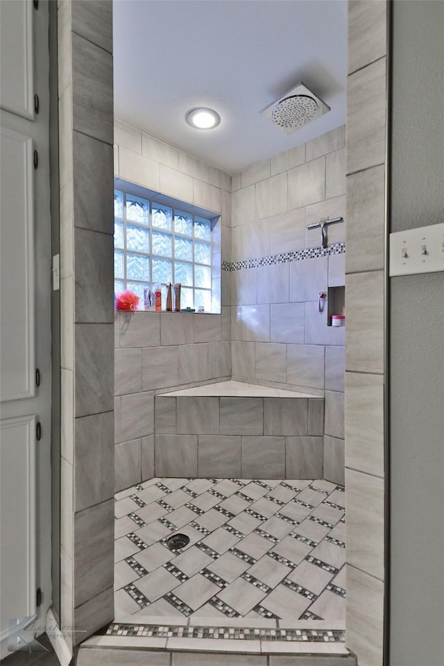 bathroom featuring tiled shower