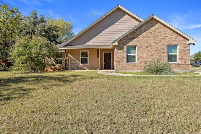 view of front facade with a front yard