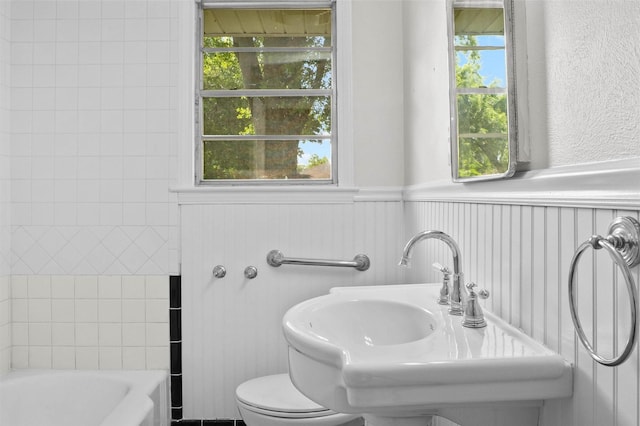 112 Pennsylvania Ave, Shreveport, LA 71105 - bathroom with a sink, toilet, a washtub, and wainscoting