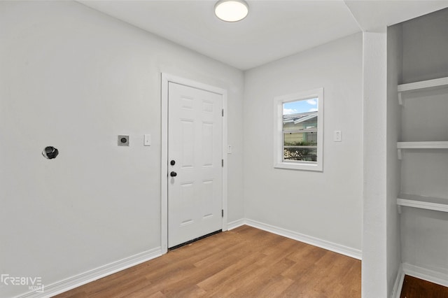 112 Pennsylvania Ave, Shreveport, LA 71105 - entryway featuring light wood-style flooring and baseboards