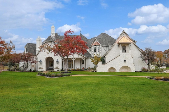 view of front of property featuring a front yard