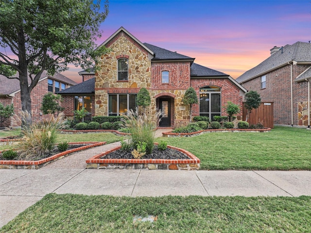 view of front of property featuring a lawn